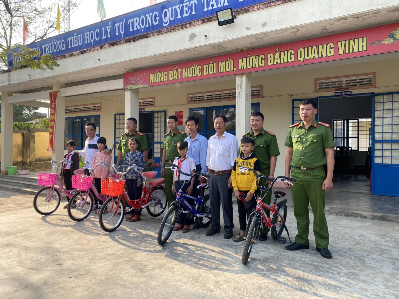 Trao tặng xe đạp cho học sinh nghèo vượt khó